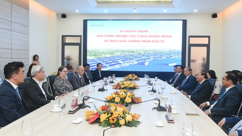 政府总理阮春福会见各国驻越总领事和跨国公司领导人。