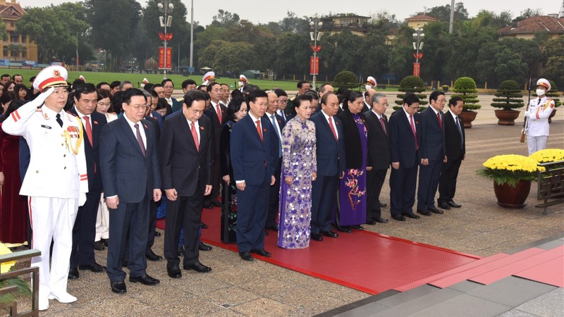 越南党、国家、越南祖国阵线、国会代表前往胡志明主席陵敬献花圈。（陈海 摄）