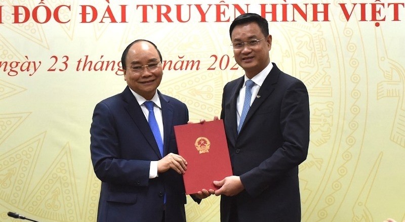 越南政府总理阮春福向越南电视台新台长黎玉光颁发任命决定书。