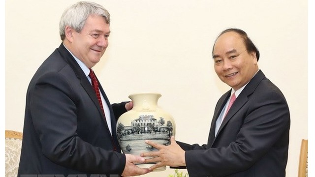 越南政府总理阮春福向捷克众议院副议长沃伊杰赫·菲利普赠送舟逗陶瓷。