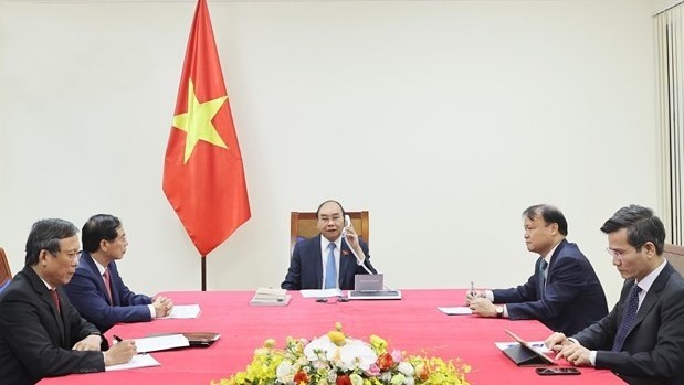 阮春福总理和塞瓦斯蒂安·皮涅拉总统通电话。（图片来源：越通社）