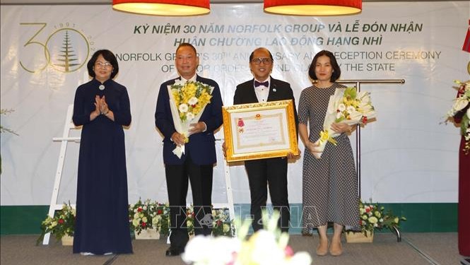 国家副主席邓氏玉盛向诺福克集团授予二等劳动勋章。
