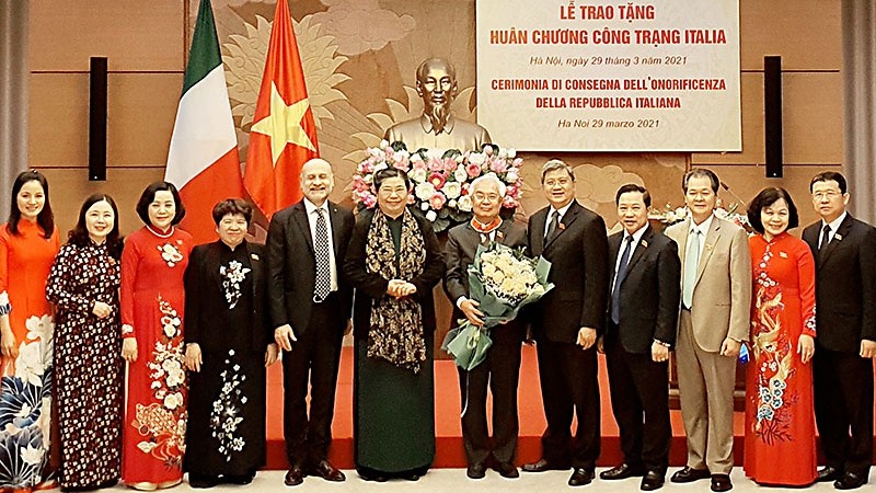 越南—意大利友好议员小组主席潘青平荣获意大利功绩勋章。