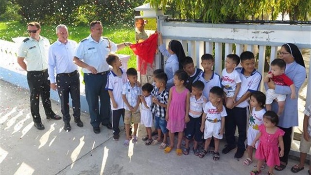 加拿大驻越南大使馆与“仁爱之屋”的小孩子们一起参加剪彩仪式。