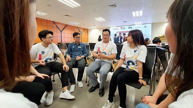 2021年旅外越南大学生领袖营吸引众多青年参加。