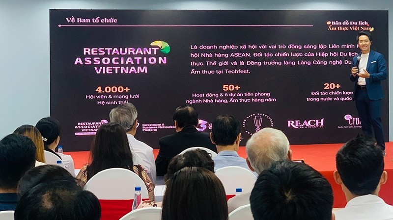 组委会介绍越南美食旅游地图。