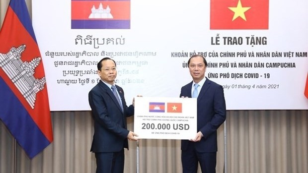 越南政府向柬埔寨移交应对新冠肺炎疫情的援助资金。