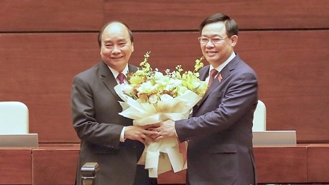 国会主席王廷惠向阮春福同志赠送鲜花表示谢意。