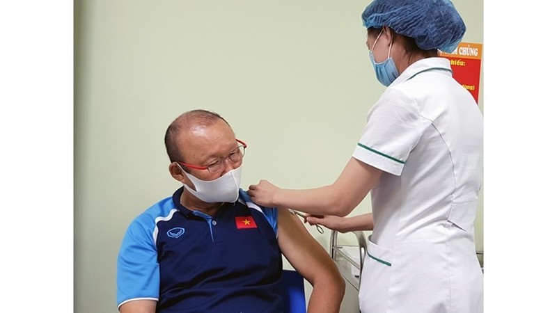 韩国籍主教练朴恒续接种新冠疫苗。（图片来源：越通社）