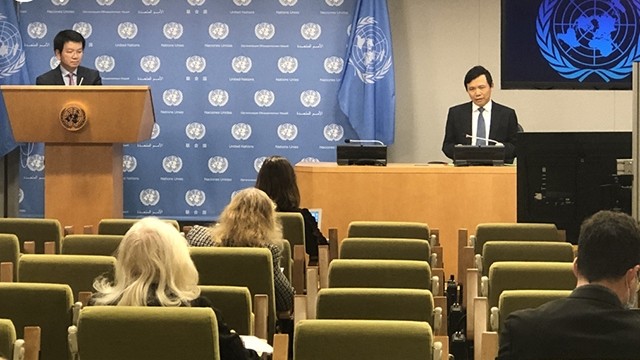 越南常驻联合国代表团团长邓廷贵大使主持了国际新闻发布会。