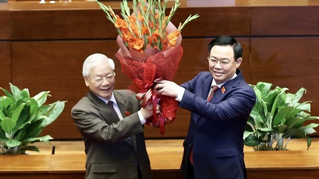国会主席王廷惠向向越共十三届中央总书记阮富仲赠送鲜花。