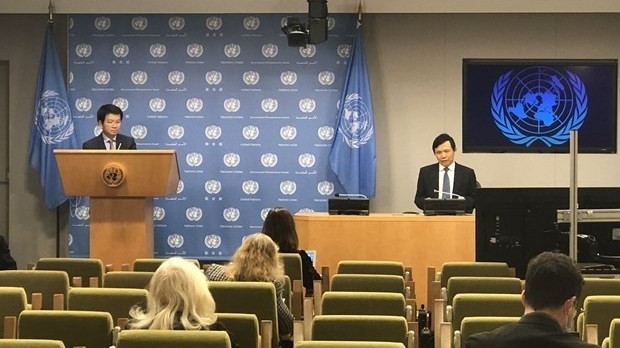 越南常驻联合国代表团团长邓廷贵大使召开记者会。（图片来源：越通社）