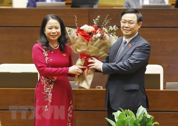 国会主席王廷惠向武氏映春女士送鲜花表示祝贺。（图片来源：越通社）