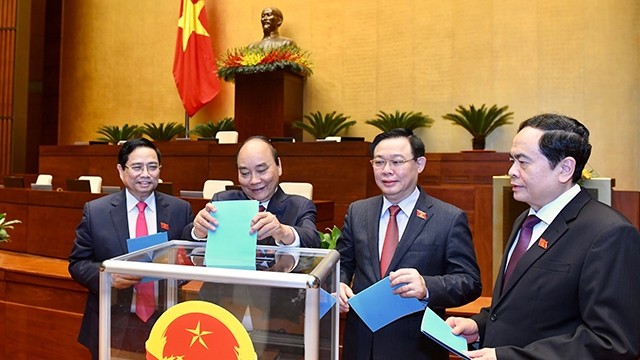 附图：越南党国家领导投票选举新一届领导。（图片来源：陈海 摄）