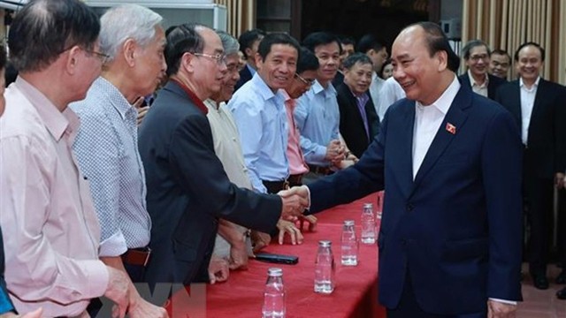 国家主席阮春福与奠边坊选民。（图片来源：越通社）