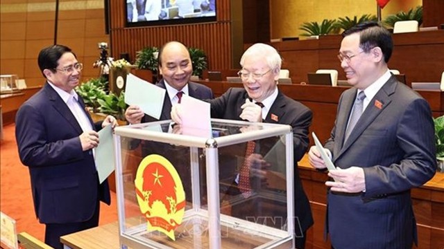 越南党和国家领导投票选举领导班子。（图片来源：越通社）