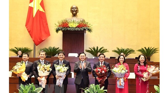 国会主席王廷惠向国家副主席武氏映春和各位国会常委会委员送鲜花表示祝贺。（图片来源：越通社）