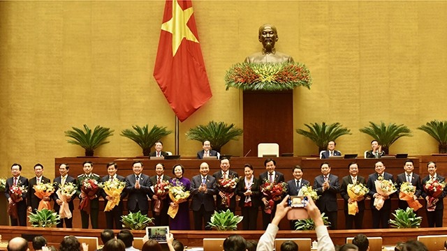 党、国家领导人向新任政府副总理、部长及政府成员赠送鲜花。（陈海 摄）