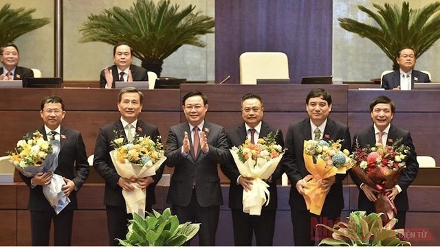 国会主席王廷惠给新任国家审计署审计长和国会若干委员会主任赠送鲜花。