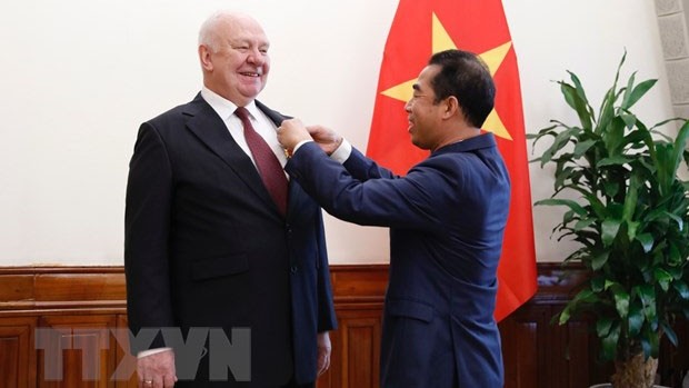 越南外交部副部长苏英勇向俄罗斯驻越大使康斯坦丁·弗努科夫授予国家主席的友谊勋章。（图片来源：越通社）