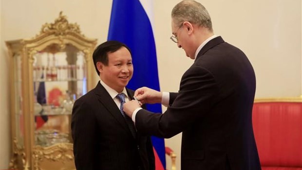 越南驻俄罗斯大使吴德孟荣获俄罗斯“友谊”勋章。（图片来源：越通社）