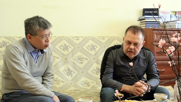 欧亚研究基金专家理事会主席格里沃里（右）接受越通社记者的采访。（图片来源：越通社）