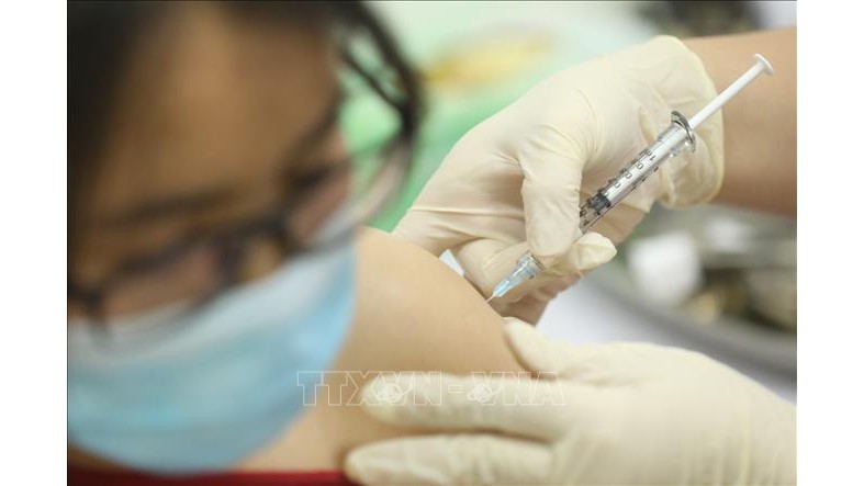 附图：越南首批6名志愿者接种第二针新冠疫苗COVIVAC。