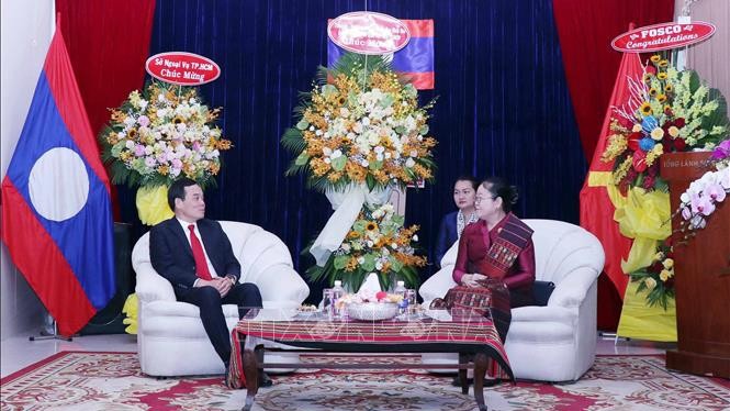 胡志明市领导向老挝驻胡志明市总领事馆致以2021年新年祝福。