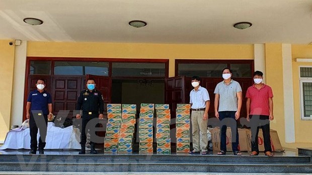 越南驻西哈努克省总领事馆向贫困越裔柬埔寨人赠送慰问品。