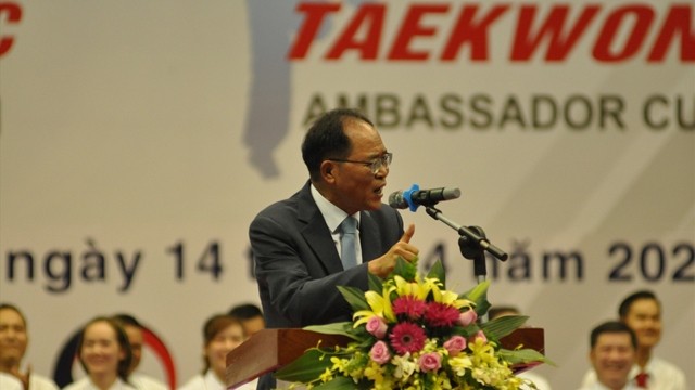 韩国驻越南大使朴能运在开幕式上发言。