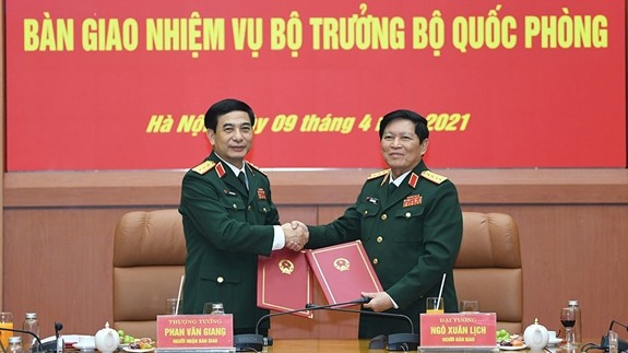 吴春历大将与潘文江上将签署了国防部长职务交接纪要。（图片来源：VGP）