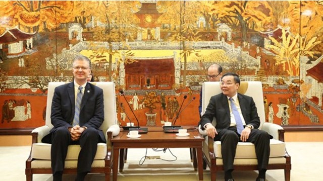 河内市人民委员会主席朱玉英会见即将离任的美国驻越南大使丹尼尔·克里滕布林克。