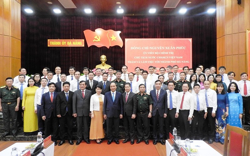 国家主席阮春福同岘港市、广南省、第五军区负责人举行工作会谈。（图片来源：人民报网）