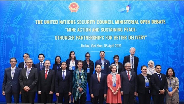 越南外交部长裴青山与参加会议的各国驻越南大使合影。