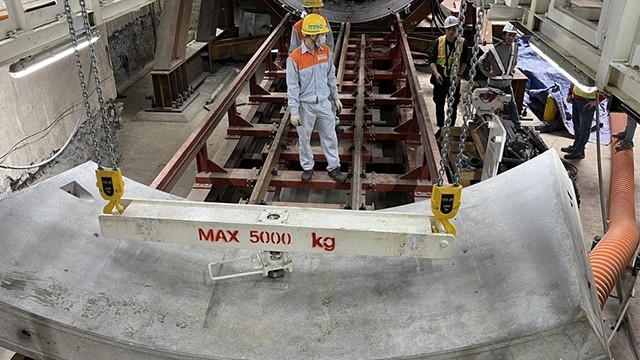 呠至河内站轻轨项目的隧道掘进机试运。
