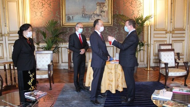 向越南驻法国大使阮涉授予司令勋位级北斗星勋章。（图片来源：越通社）