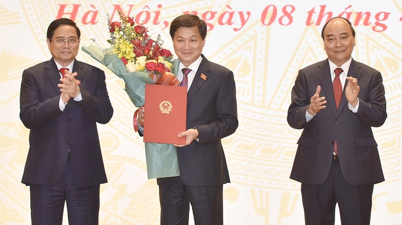国家主席阮春福和政府总理范明正出席新老政府交接仪式。