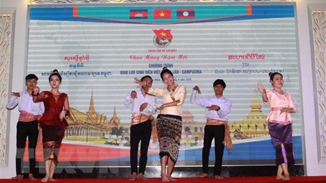 由老挝留学生演出的文艺节目之一。（图片来源：越通社）