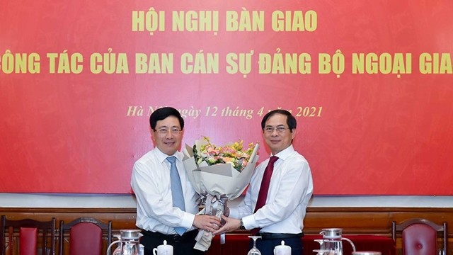裴青山部长向范平明副总理赠送鲜花。