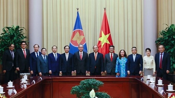 越南国家主席阮春福和东盟各国驻越南大使和临时代办。（图片来源：越通社）