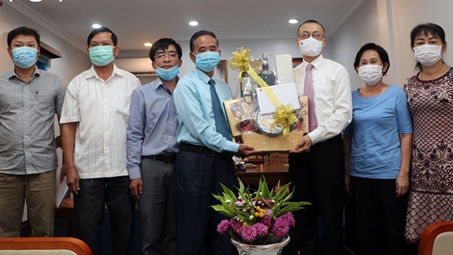 武光明大使向越裔柬埔寨人拜年。（图片来源：VOV）