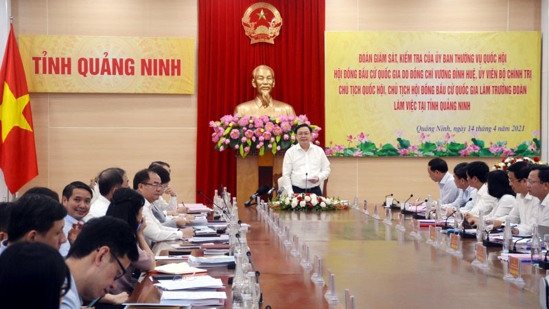 越南国会主席王廷惠与广宁省选举委员会举行工作会谈。（战胜 摄）