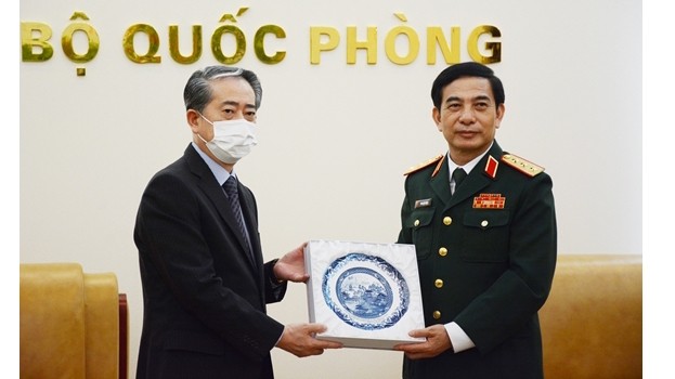 越南国防部长潘文江会见中国驻越大使熊波。
