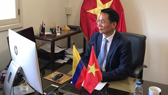 越南驻哥伦比亚大使黎曰缘致开幕词。