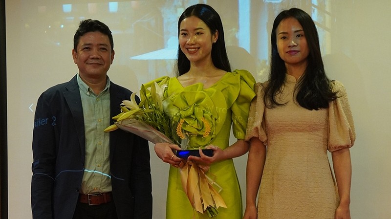 女主角黄凤获得“最佳国际演员奖”。（图片来源：文化体育报）