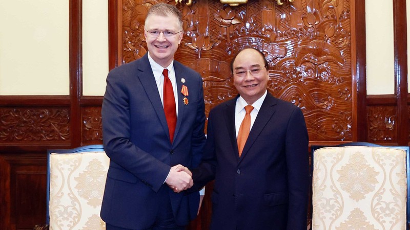 越南国家主席阮春福会见美国驻越大使丹尼尔•克里滕布林克。