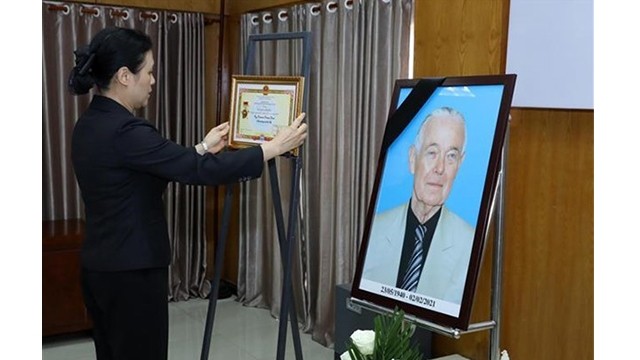 越南向反战活动家雷尼·戴维斯追授“致力于各民族和平友谊” 纪念章。（图片来源：越通社）