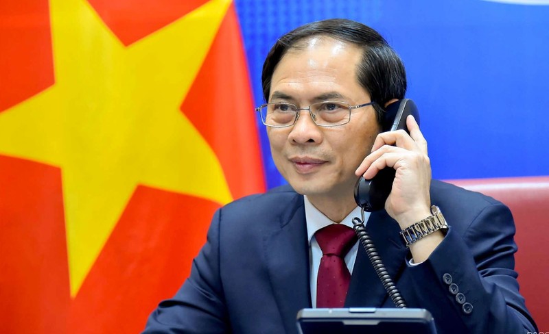 越南外交部长裴青山同中国国务委员兼外长王毅通电话。（图片来源：国际报）