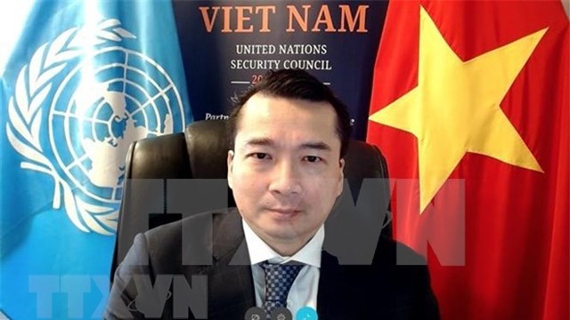 范海英大使在联合国安理会一场会议上发言。（图片来源：越通社）