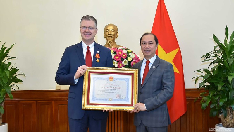 阮国勇副部长向美国驻越南大使丹尼尔•克里滕布林克授予友谊勋章。（图片来源：国际报）